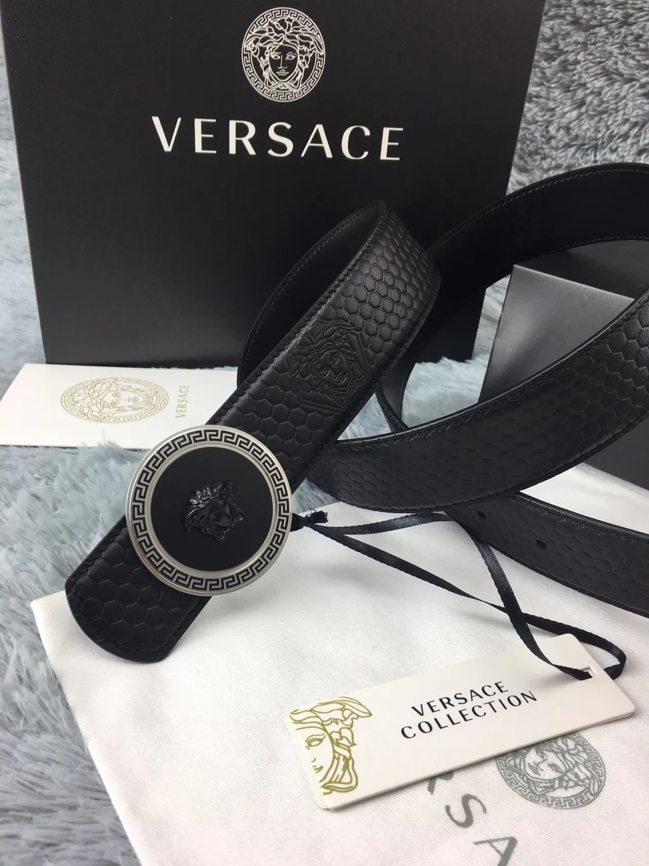 Versace Medusa Belt काला छःकोणीय दबाया हुआ चमड़े की पट्टी 9