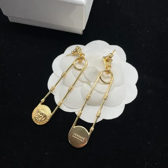 Versace Medusa Safety Pin Brincos em dourado 2