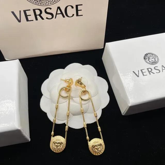 Versace Medusa Safety Pin Brincos em dourado 3