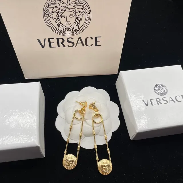 Versace Medusa Safety Pin Brincos em dourado 4