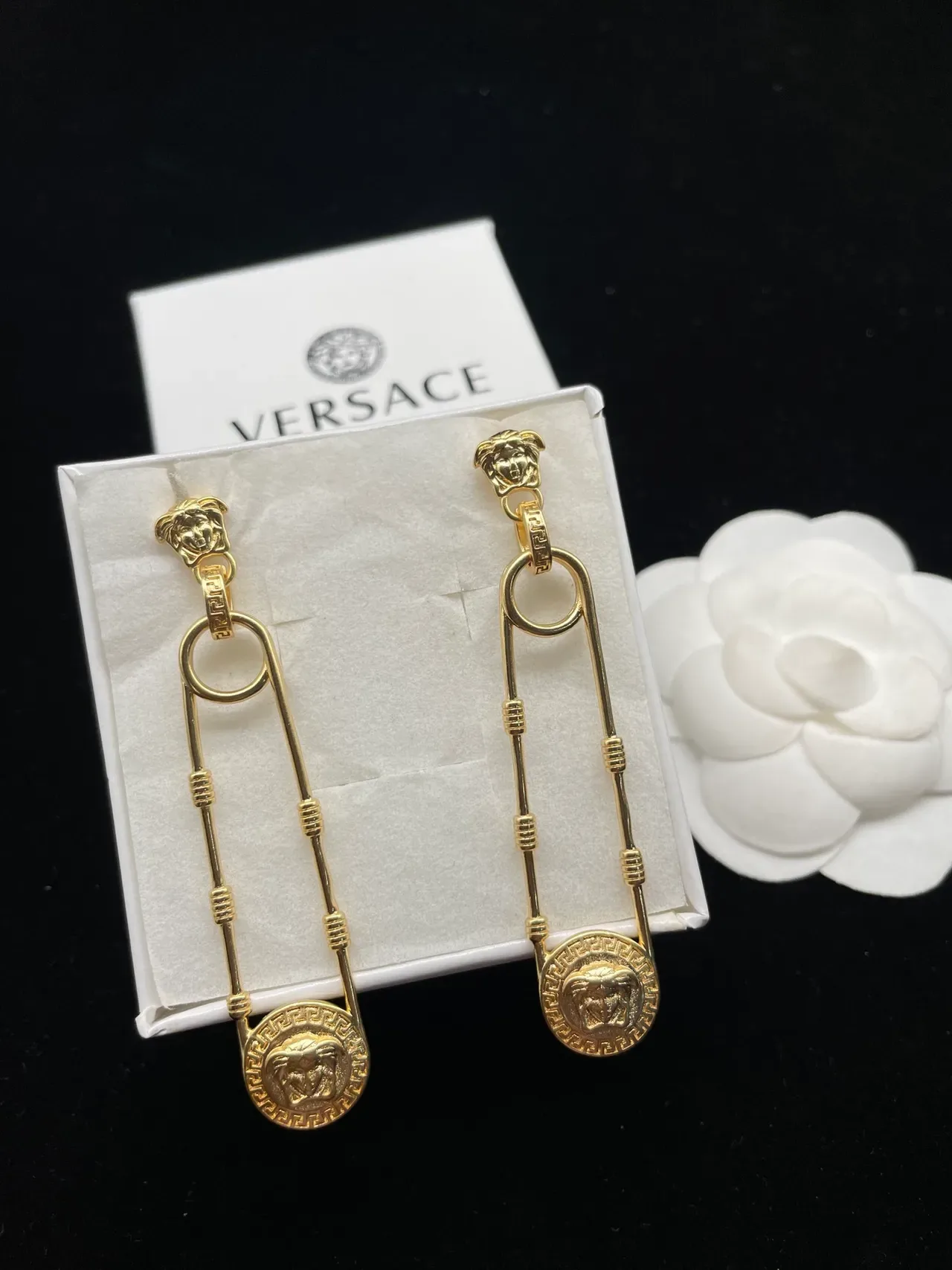 Versace Medusa Safety Pin Brincos em dourado 5