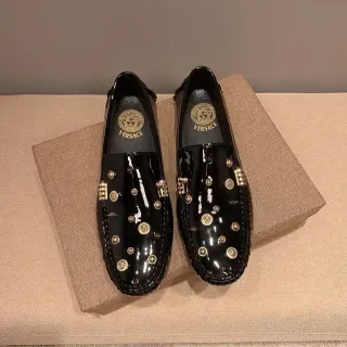 Versace Mocasines de Cuero Patentado con Tachuelas