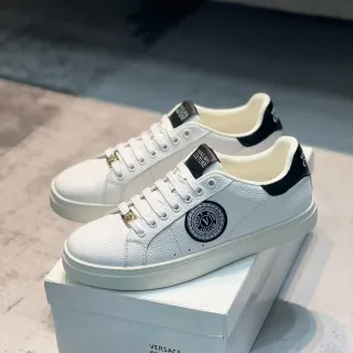 Versace सफेद काला टेक्स्चर्ड पेबल्ड लेदर ऊपरी सर्कुलर ब्रांडेड मेडैलियन लाइफस्टाइल स्नीकर