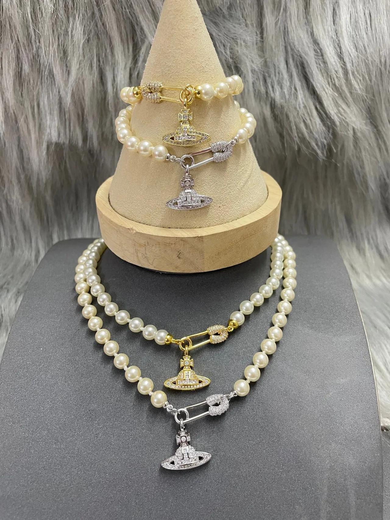 Collier Vivienne Westwood Orb Gold White Pendentif avec Motif de Broche de Sécurité 3