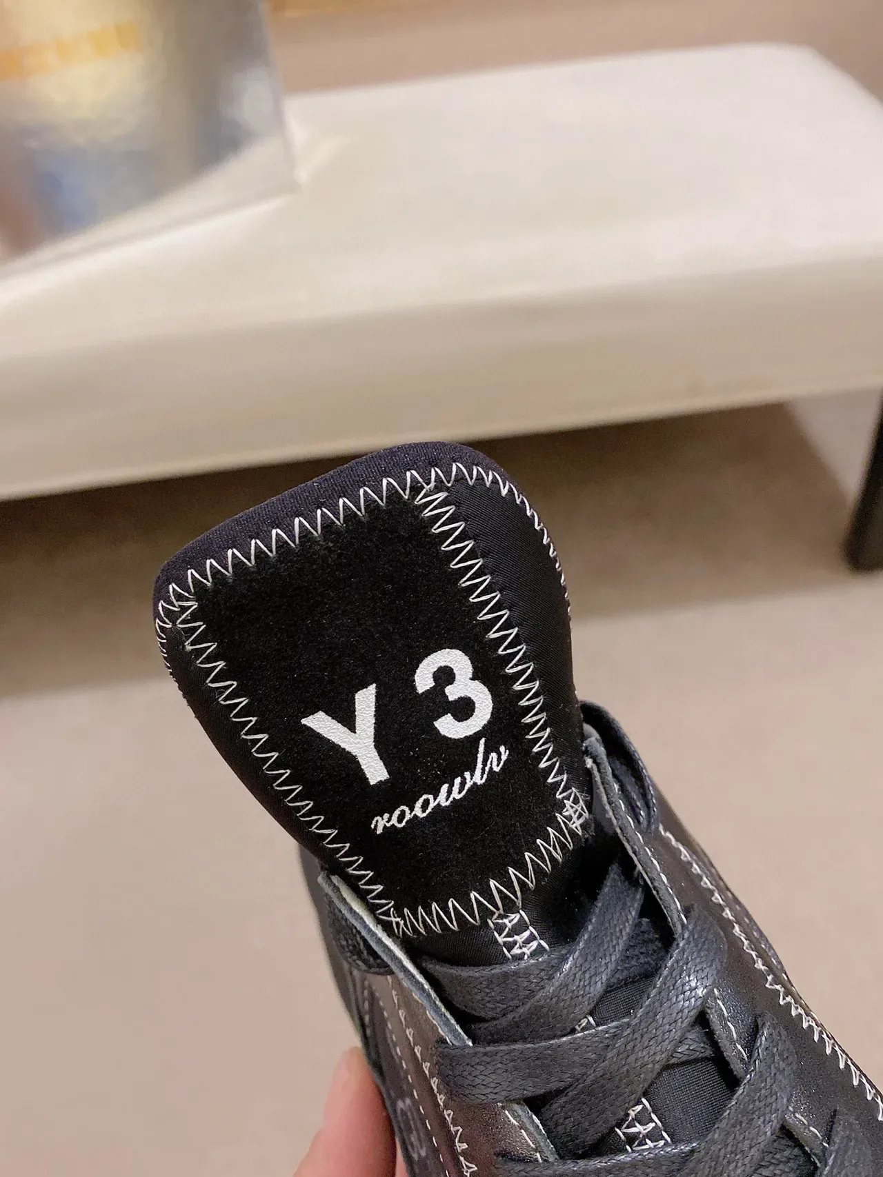 Y-3 কালো ধূসর নকশাকৃত অসমমিত সোল নামাবলী মেশ প্যানেল লাইফস্টাইল স্নিকার 6
