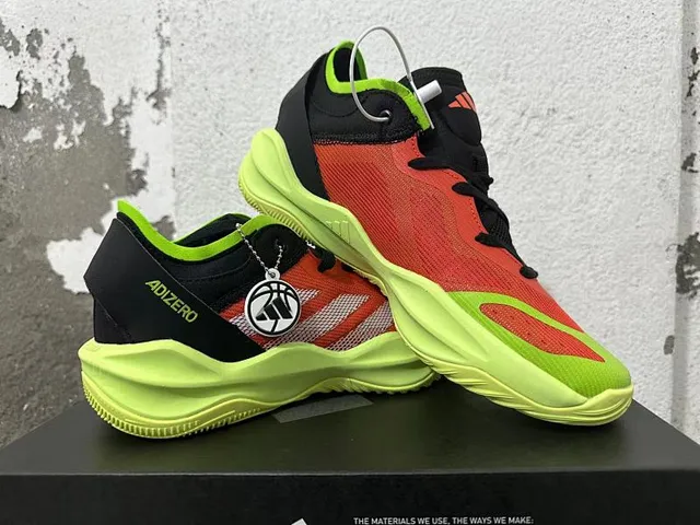 Adidas ADIZERO rouge noir vert néon chaussures de basket-ball 2