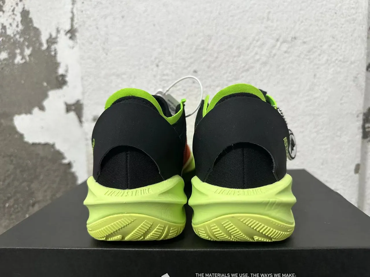 Adidas ADIZERO rouge noir vert néon chaussures de basket-ball 3