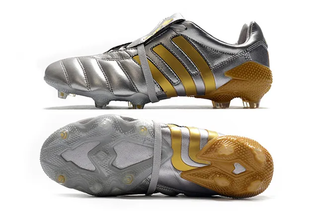 Adidas Chaussures de football noires en cuir matelassé à la tige sans lacets fermeture à strap terrain ferme 18