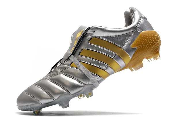 Adidas Chaussures de football noires en cuir matelassé à la tige sans lacets fermeture à strap terrain ferme 20