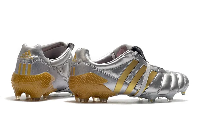 Adidas Chaussures de football noires en cuir matelassé à la tige sans lacets fermeture à strap terrain ferme 23