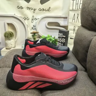 Adidas Upper de knit negro y rojo midsole esculpida estilo Boost Zapatos de correr