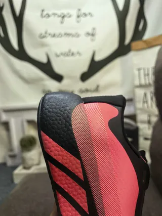 Adidas Upper de knit negro y rojo midsole esculpida estilo Boost Zapatos de correr 3