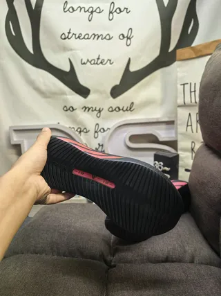 Adidas Upper de knit negro y rojo midsole esculpida estilo Boost Zapatos de correr 4