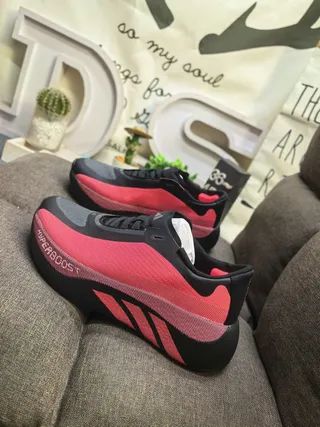 Adidas Upper de knit negro y rojo midsole esculpida estilo Boost Zapatos de correr 7