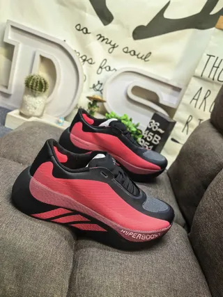 Adidas Upper de knit negro y rojo midsole esculpida estilo Boost Zapatos de correr 9