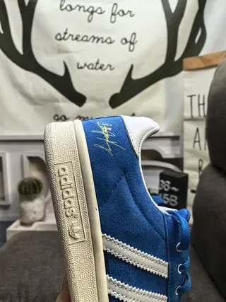 Adidas Sneakers Lifestyle avec tige en daim bleu blanc et trois bandes 3