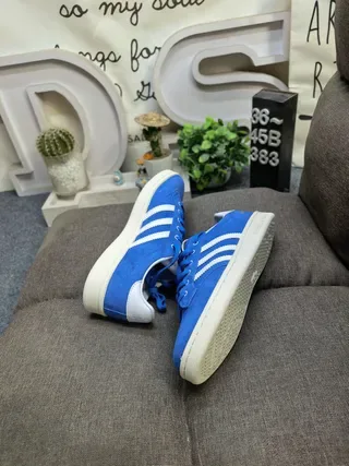 Adidas Sneakers Lifestyle avec tige en daim bleu blanc et trois bandes 6