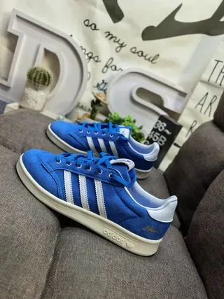 Adidas Sneakers Lifestyle avec tige en daim bleu blanc et trois bandes 7