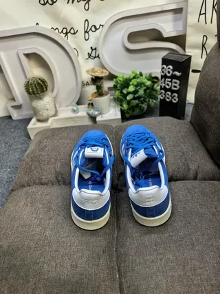 Adidas Sneakers Lifestyle avec tige en daim bleu blanc et trois bandes 8