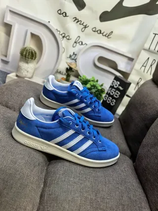 Adidas Sneakers Lifestyle avec tige en daim bleu blanc et trois bandes 9