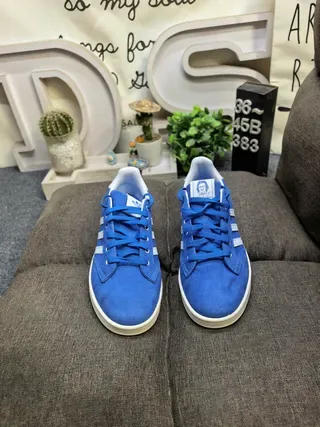 Adidas Sneakers Lifestyle avec tige en daim bleu blanc et trois bandes 10