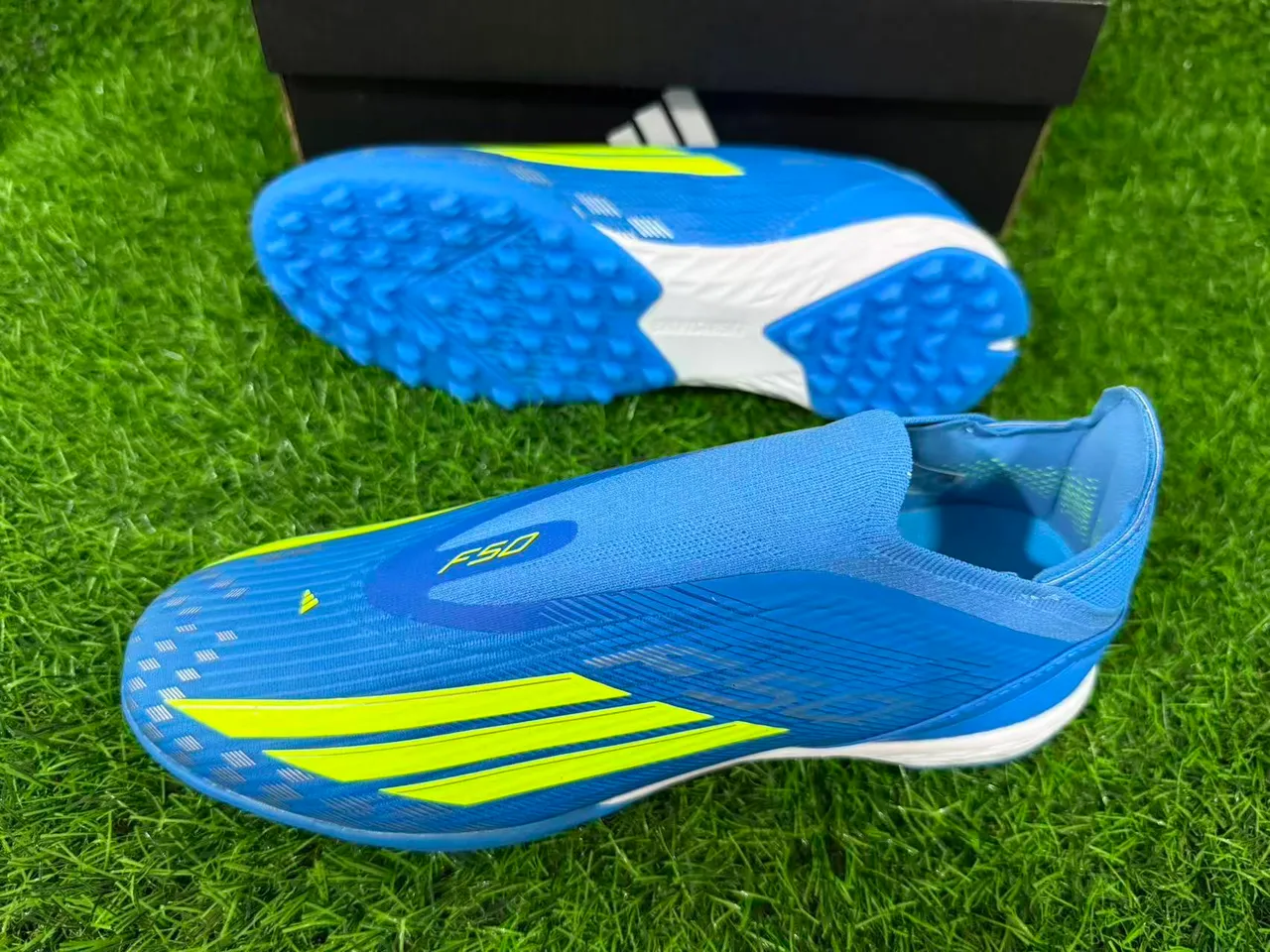 Adidas Azul Amarelo Colar de ajuste tipo meia Material sintético texturizado Grama artificial Sapatos de futebol 9