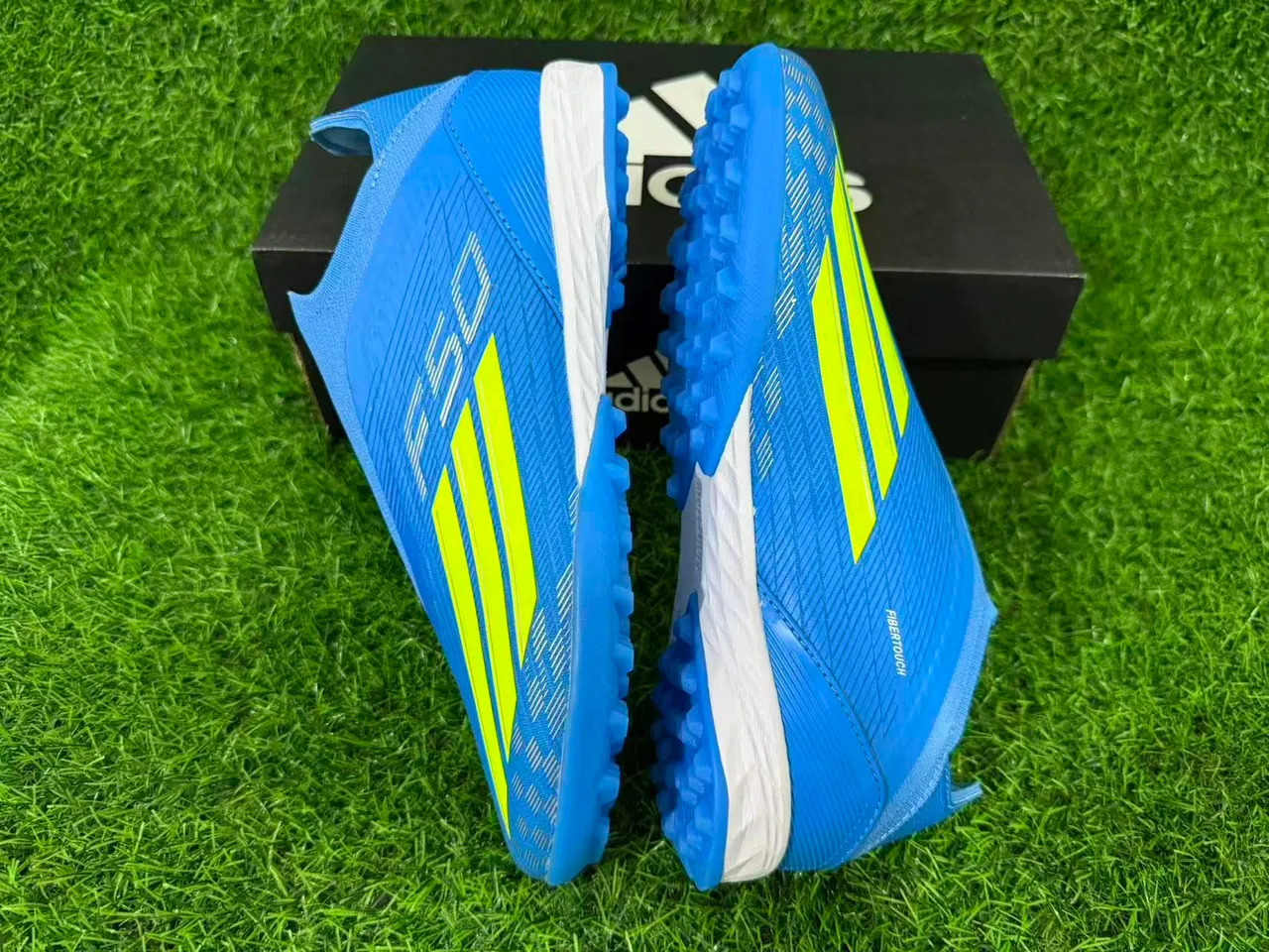 Adidas Azul Amarelo Colar de ajuste tipo meia Material sintético texturizado Grama artificial Sapatos de futebol 11