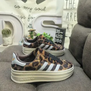 Adidas भूरा भूरे चितीले प्रिंट ऊपरी प्लेटफॉर्म सोल लाइफस्टाइल स्नीकर