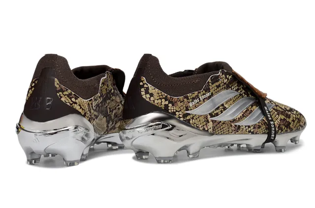 Adidas Chaussures de football à upper à impression de serpent marron et or, plaque de semelle chromée pour terrain ferme 5