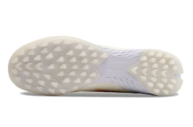 Adidas F50 White Gold Chaussures de football turf légères en matière synthétique avec détails de rayures 6