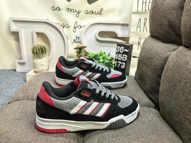 Adidas Gris Noir Low-Top Mesh-Suede Hybrid Lifestyle Sneakers 11