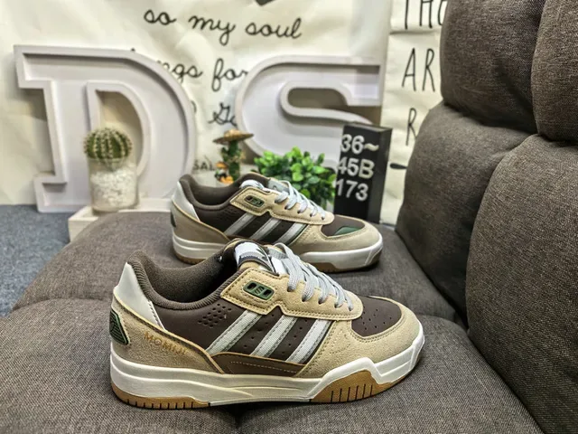 Adidas Gris Noir Low-Top Mesh-Suede Hybrid Lifestyle Sneakers 21