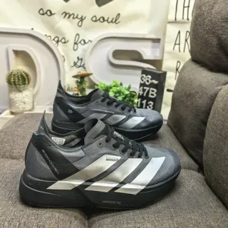 Adidas ग्रे सिल्वर लो-टॉप जाली और सिंथेटिक ऊपरी भाग लाइफस्टाइल स्नीकर