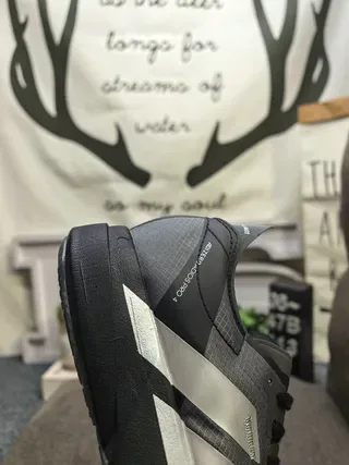 Adidas ग्रे सिल्वर लो-टॉप जाली और सिंथेटिक ऊपरी भाग लाइफस्टाइल स्नीकर 3