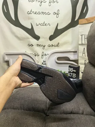 Adidas ग्रे सिल्वर लो-टॉप जाली और सिंथेटिक ऊपरी भाग लाइफस्टाइल स्नीकर 4