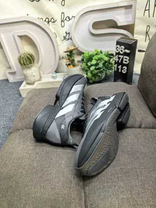 Adidas ग्रे सिल्वर लो-टॉप जाली और सिंथेटिक ऊपरी भाग लाइफस्टाइल स्नीकर 6