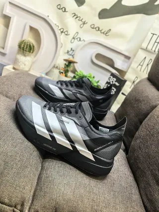Adidas ग्रे सिल्वर लो-टॉप जाली और सिंथेटिक ऊपरी भाग लाइफस्टाइल स्नीकर 7
