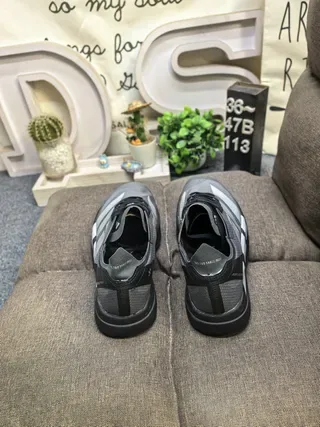 Adidas ग्रे सिल्वर लो-टॉप जाली और सिंथेटिक ऊपरी भाग लाइफस्टाइल स्नीकर 8
