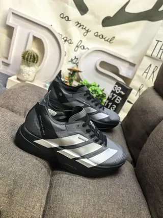 Adidas ग्रे सिल्वर लो-टॉप जाली और सिंथेटिक ऊपरी भाग लाइफस्टाइल स्नीकर 9