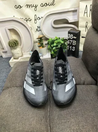 Adidas ग्रे सिल्वर लो-टॉप जाली और सिंथेटिक ऊपरी भाग लाइफस्टाइल स्नीकर 10