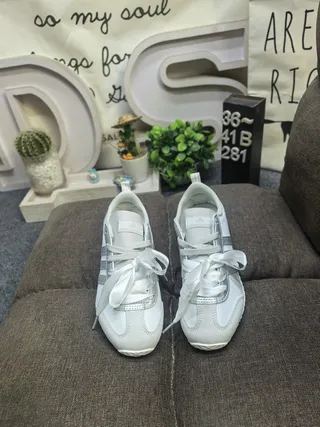 Adidas Gray Silver Low-Top Retro Runner Lifestyle Sneakers 10