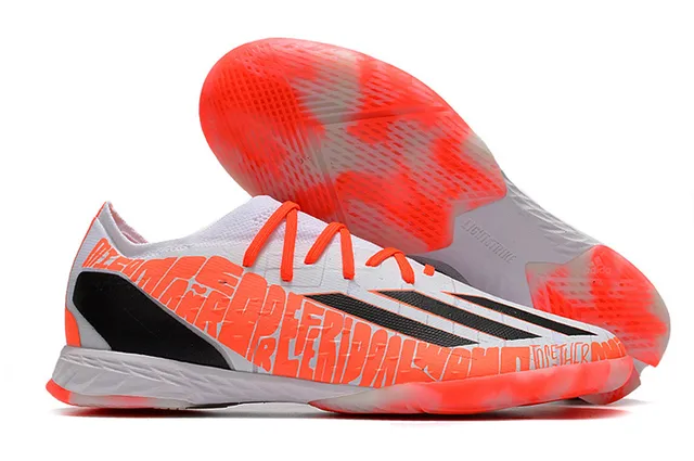 Adidas Tênis de futebol indoor com upper de malha laranja e preto de cano baixo 7