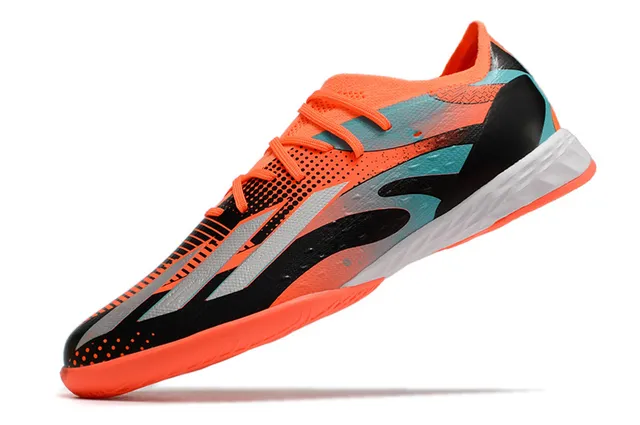 Adidas Tênis de futebol indoor com upper de malha laranja e preto de cano baixo 15