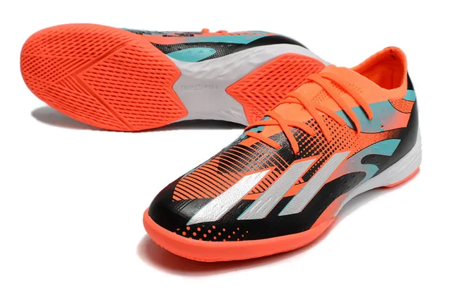 Adidas Tênis de futebol indoor com upper de malha laranja e preto de cano baixo 17