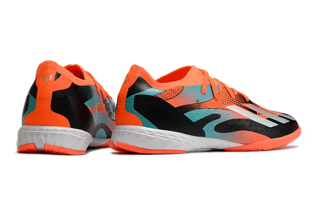 Adidas Tênis de futebol indoor com upper de malha laranja e preto de cano baixo 18