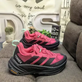 Adidas Chaussures de course à col de style gaiter avec silhouette rose et noir
