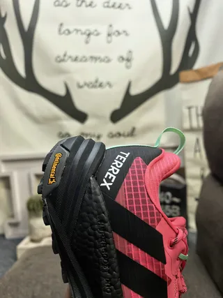Adidas Chaussures de course à col de style gaiter avec silhouette rose et noir 3