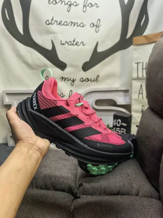 Adidas Chaussures de course à col de style gaiter avec silhouette rose et noir 5