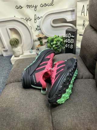 Adidas Chaussures de course à col de style gaiter avec silhouette rose et noir 6