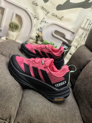 Adidas Chaussures de course à col de style gaiter avec silhouette rose et noir 7